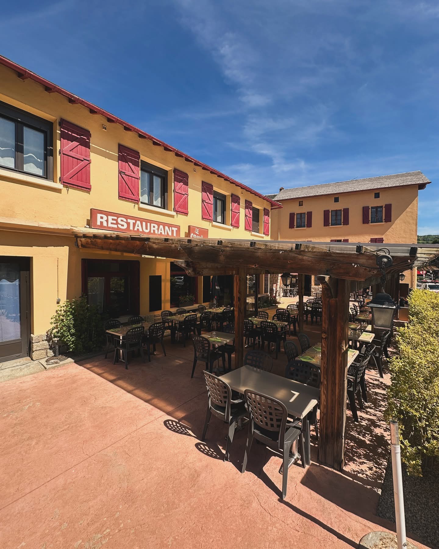 Façade et terrasse du Crapahuteur
