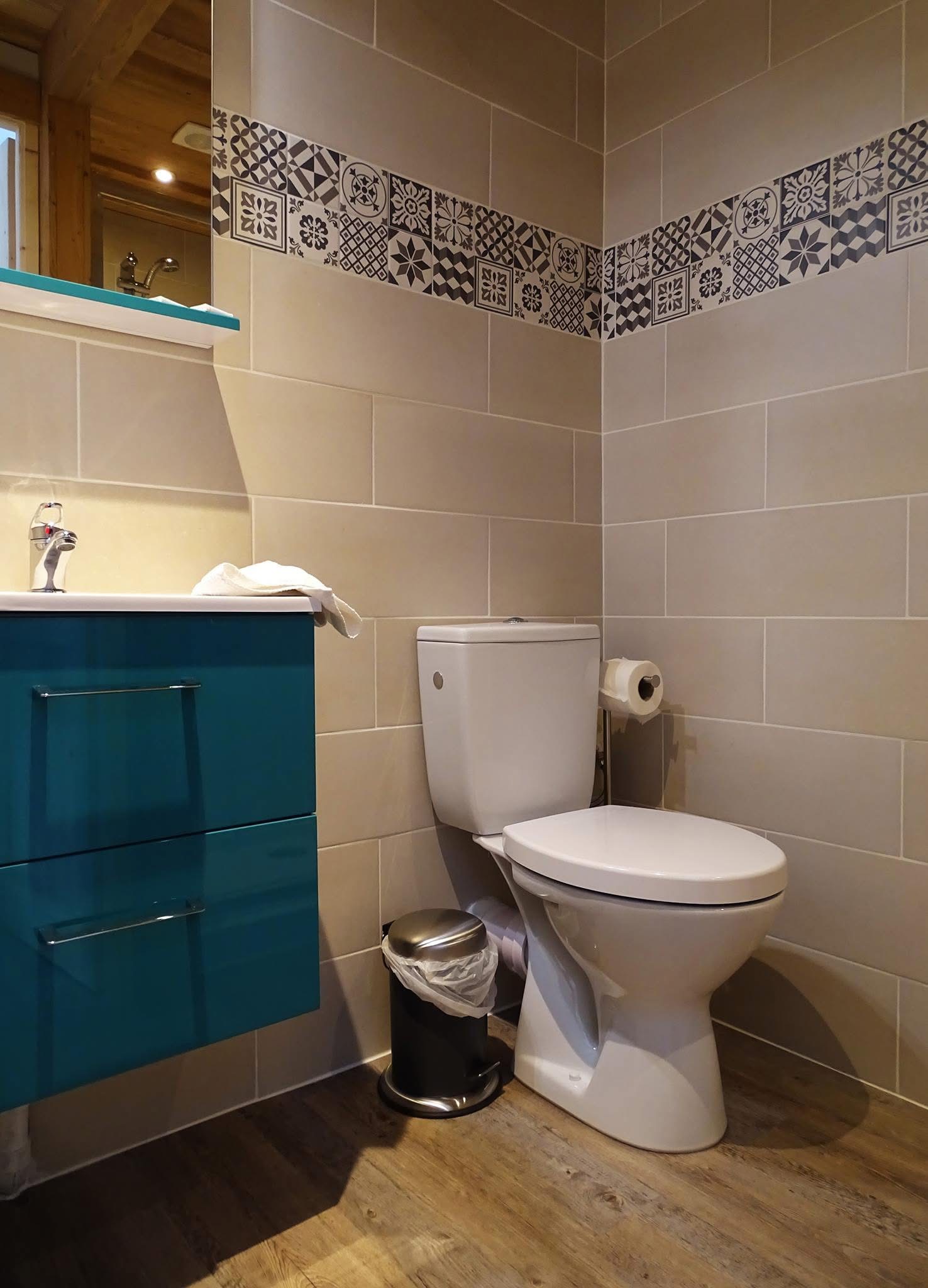 Salle de bains avec meuble vasque