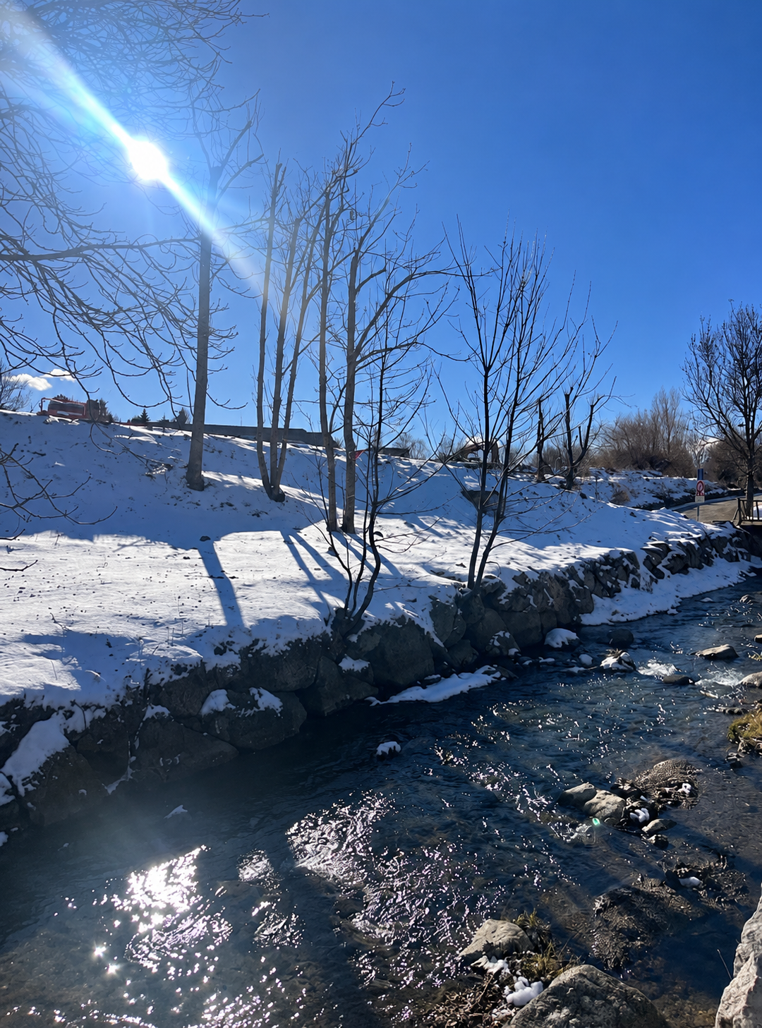 Rivière enneigée sous le soleil à Saillagouse